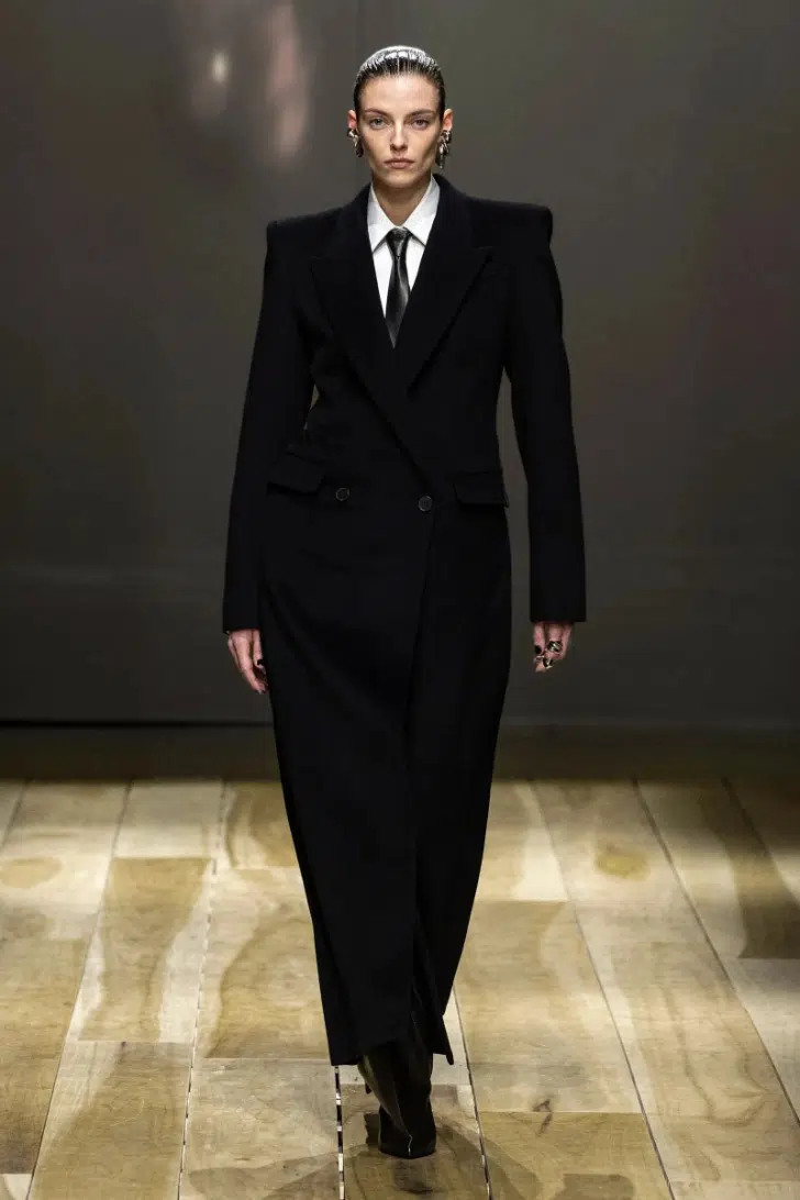 Модель в черном двубортном пальто в пол от Alexander McQueen