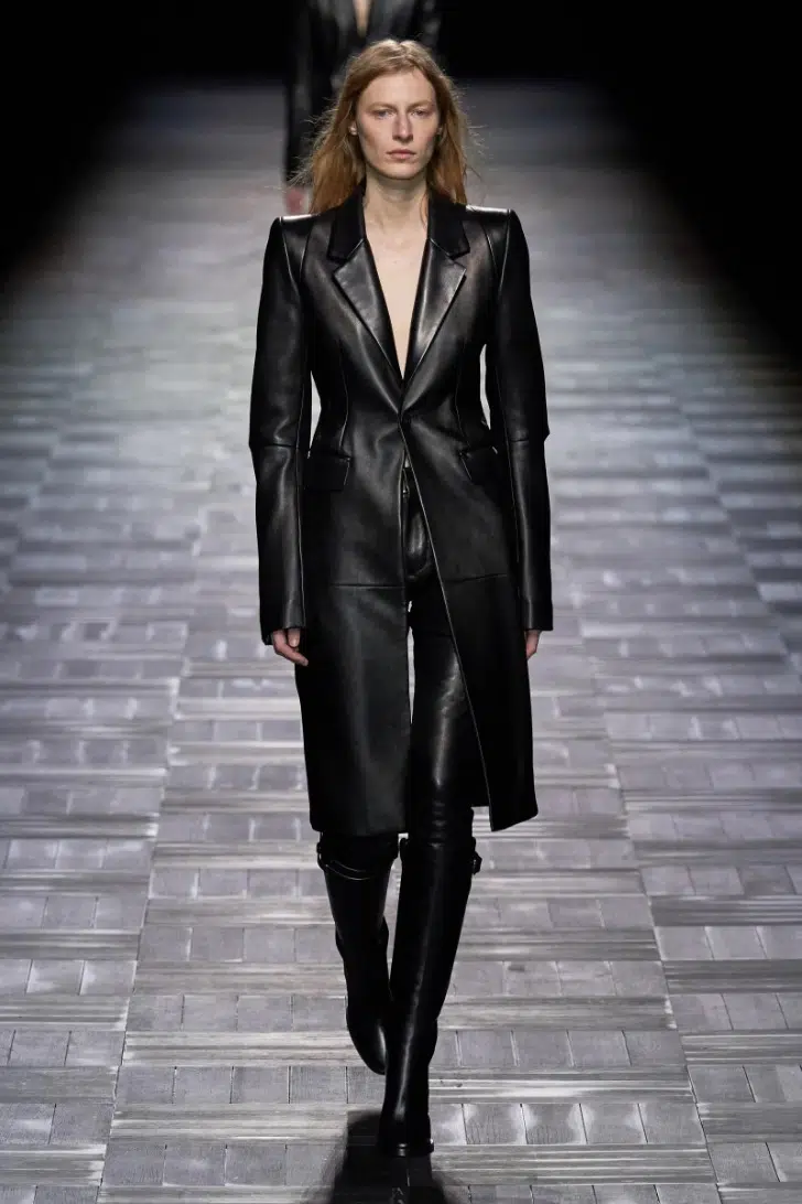 Модель в черном кожаном пальто от Ann Demeulemeester