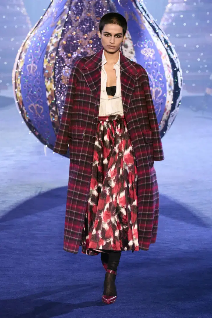 Модель в красном пальто миди в клетку от Christian Dior