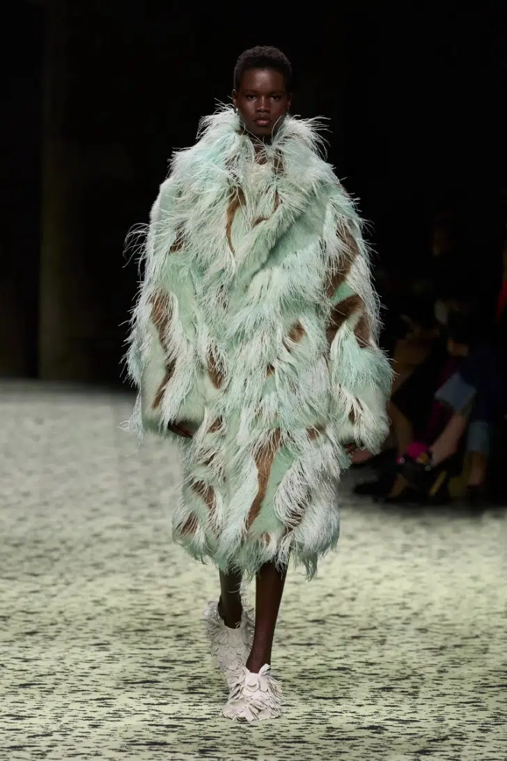 Модель в меховом пальто миди с перьями от Bottega Veneta