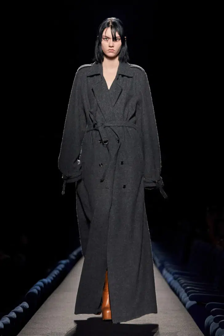 Модель в сером шерстяном пальто с поясом от Dries van Noten