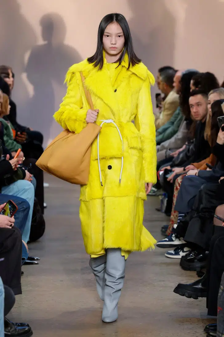 Модель в желтом меховом пальто с поясом от Proenza Schouler