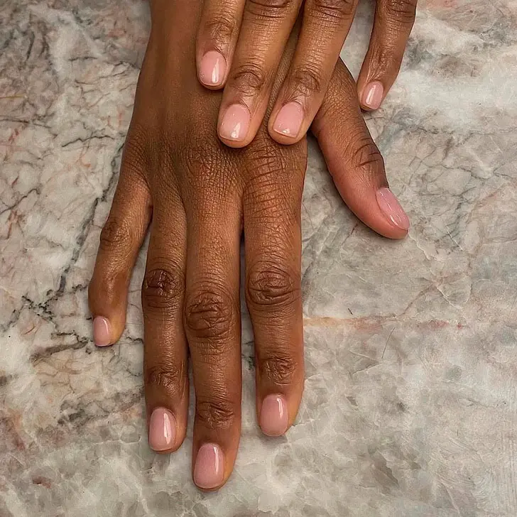 Натуральный маникюр на коротких овальных ногтях