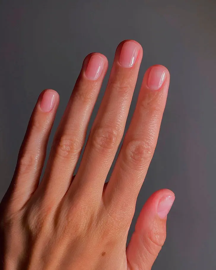 Натуральный маникюр с розовым блеском на очень коротких ногтях