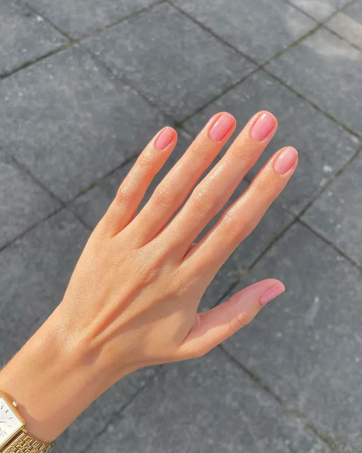 Натуральный розовый маникюр на коротких ногтях