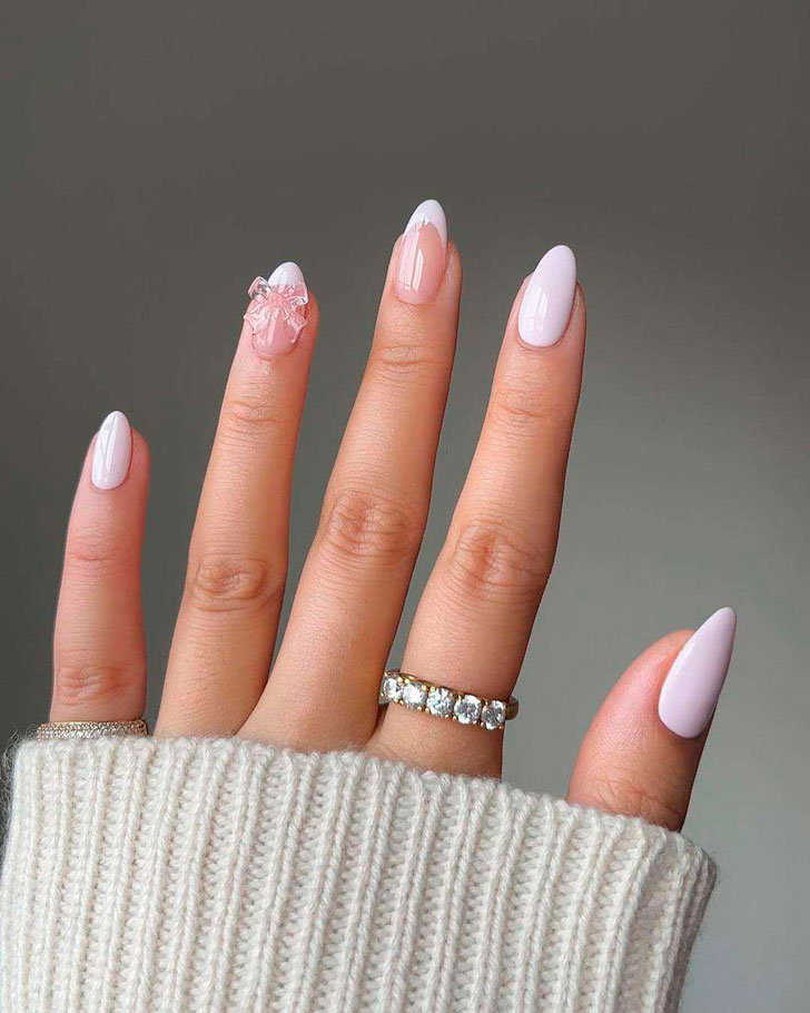 Нежно-розовый френч с бантиком на овальных ногтях средней длины