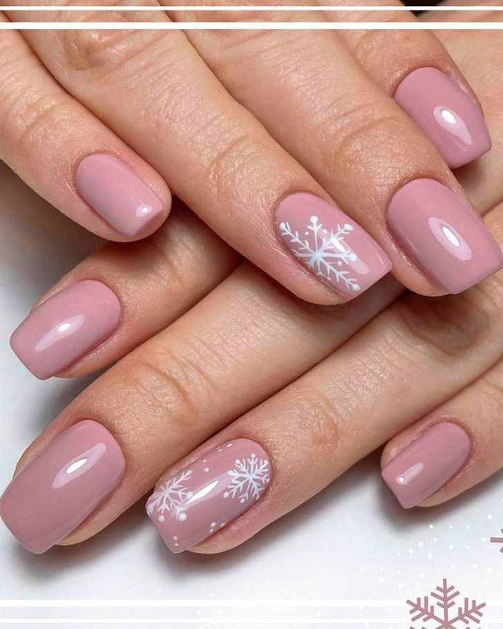 Нежно-розовый маникюр со снежинками на квадратных ногтях средней длины