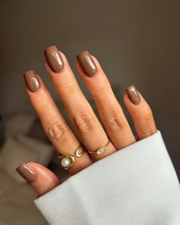 Однотонный коричневый маникюр на квадратных ногтях средней длины