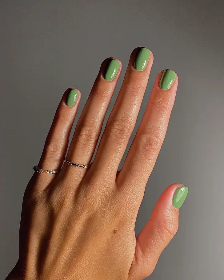 Однотонный зеленый маникюр в светлом оттенке на коротких ногтях