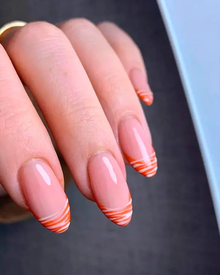 Оранжевый френч с принтом зебры на миндальных ногтях средней длины