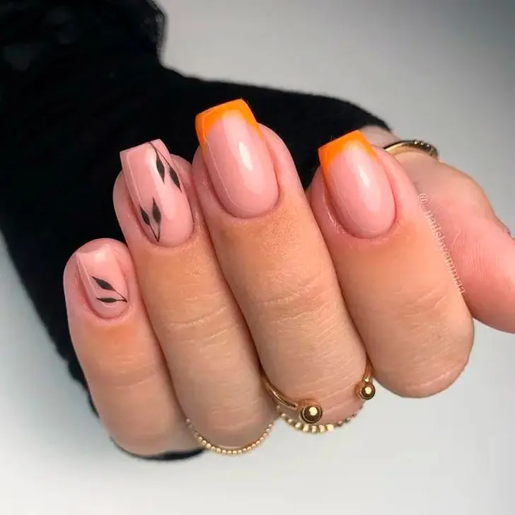 Оранжевый френч с растительным принтом на ухоженных квадратных ногтях