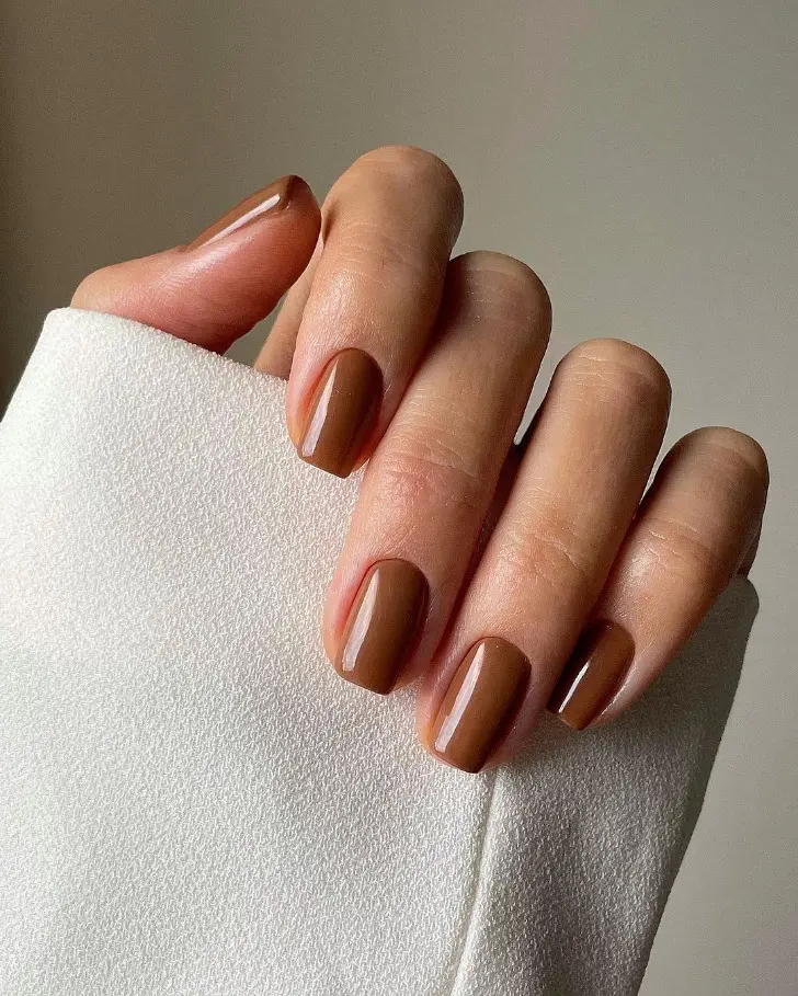 Осенний коричневый маникюр на квадратных ногтях средней длины