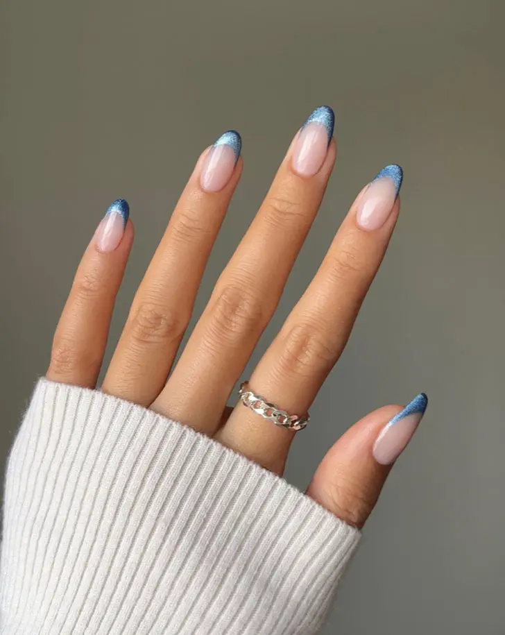 Переливающийся синий френч на овальных ногтях средней длины