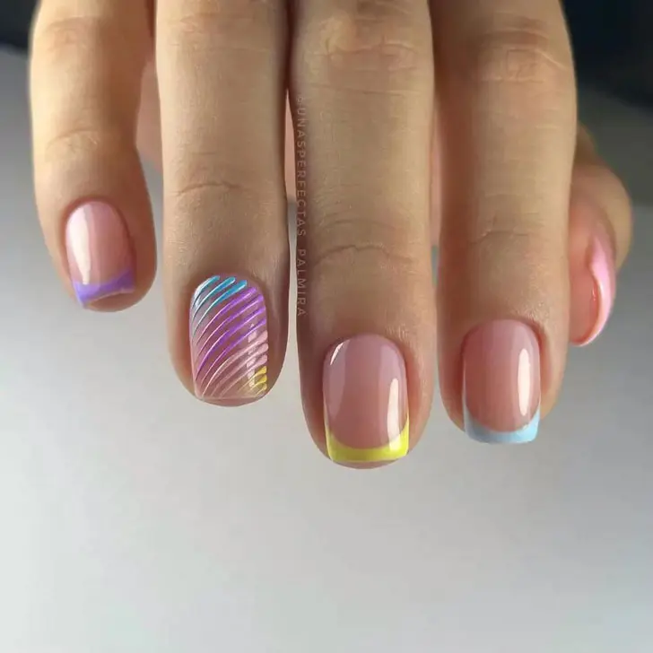Разноцветный френч с диагональными линиями на коротких квадратных ногтях