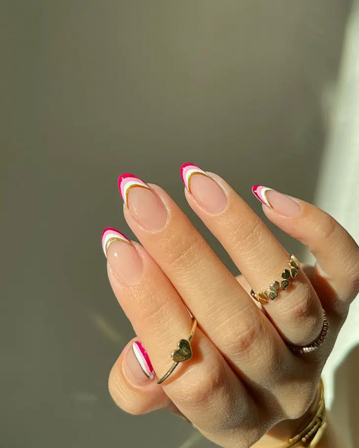 Разноцветный френч в оттенках розового и с золотой линией на миндальных ногтях
