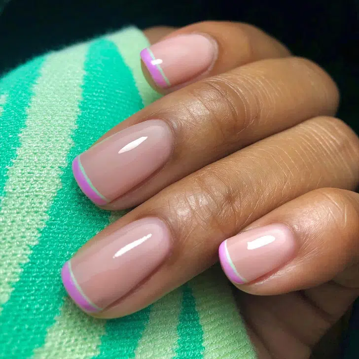 Розовый френч с тонкой серебристой линией на квадратных ногтях средней длины