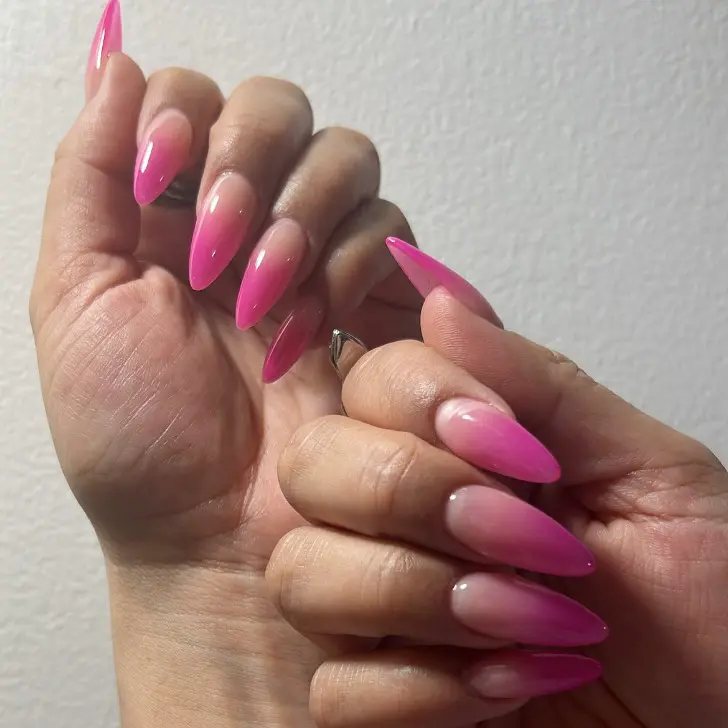 Розовый маникюр омбре на длинных острых ногтях