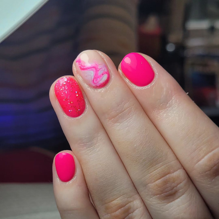 Розовый мраморный маникюр с блестками на коротких овальных ногтях