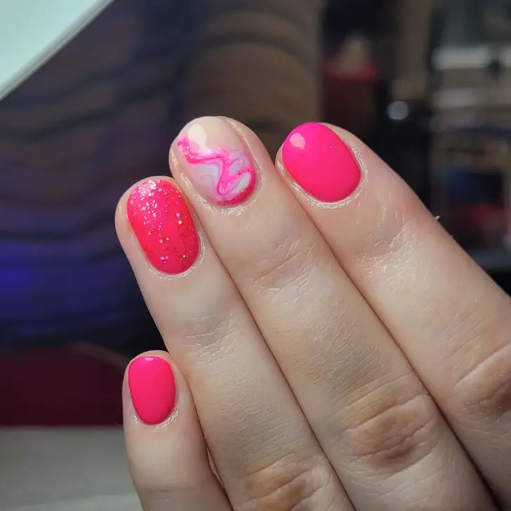 Розовый мраморный маникюр с блестками на коротких овальных ногтях