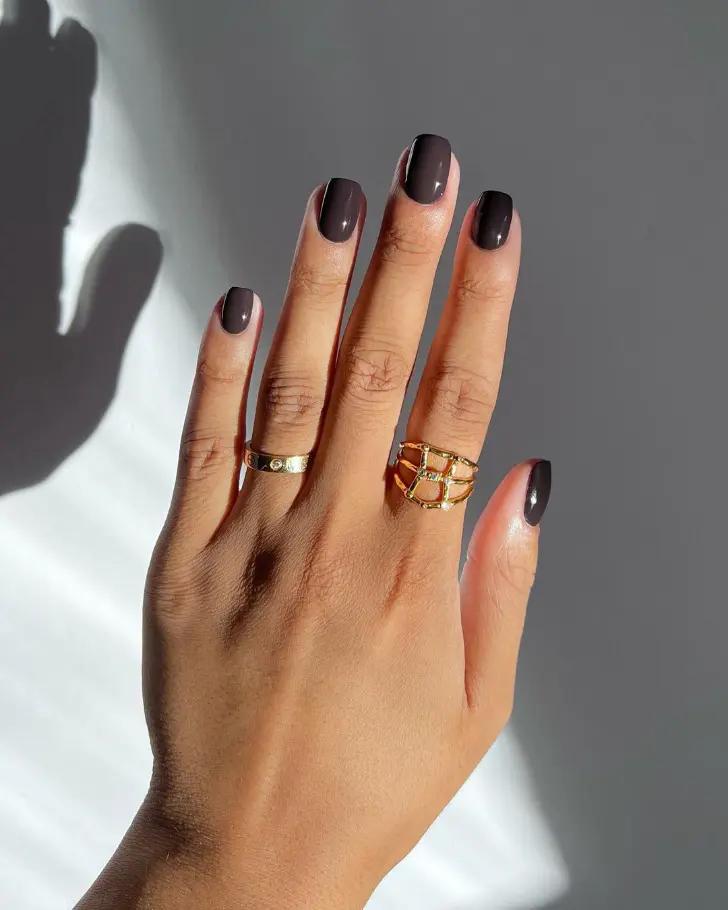 Серо-коричневый однотонный маникюр на коротких квадратных ногтях