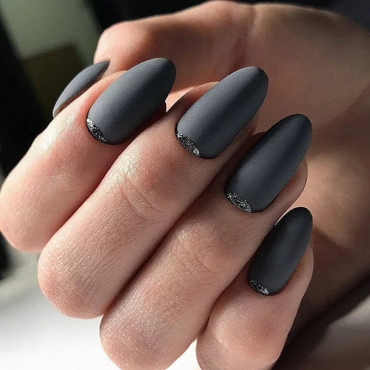 Серый матовый маникюр с блестящими лунулами на овальных ногтях