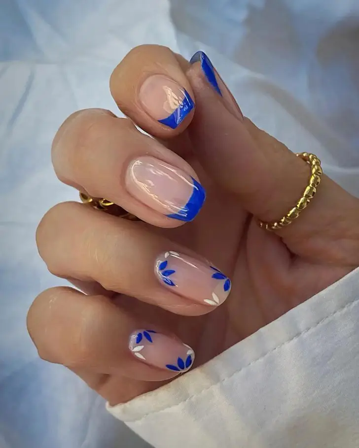 Синий френч с цветочным узором на квадратных ногтях средней длины