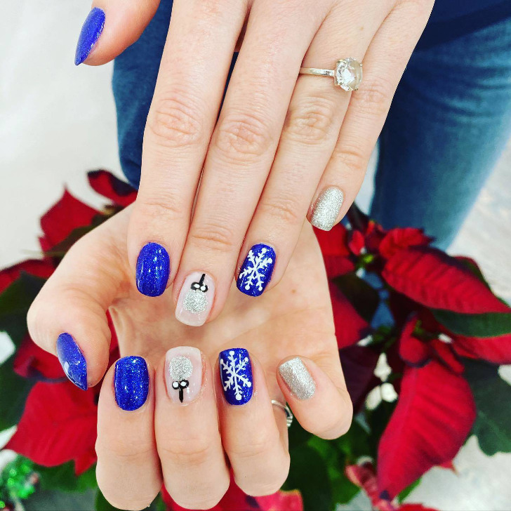 Синий маникюр с новогодним принтом и блестками на коротких квадратных ногтях