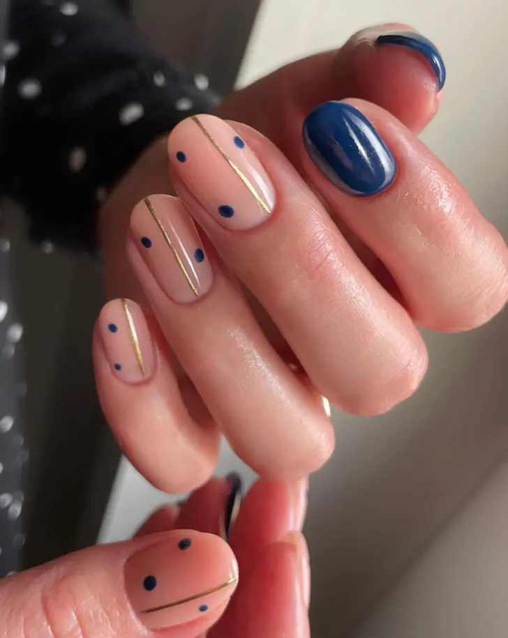 Синий маникюр с точками и золотыми линиями на коротких овальных ногтях