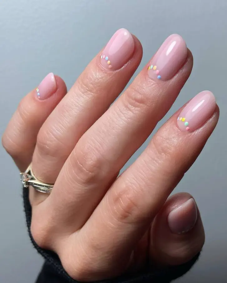 Светло розовый маникюр с пастельными точками на коротких овальных ногтях