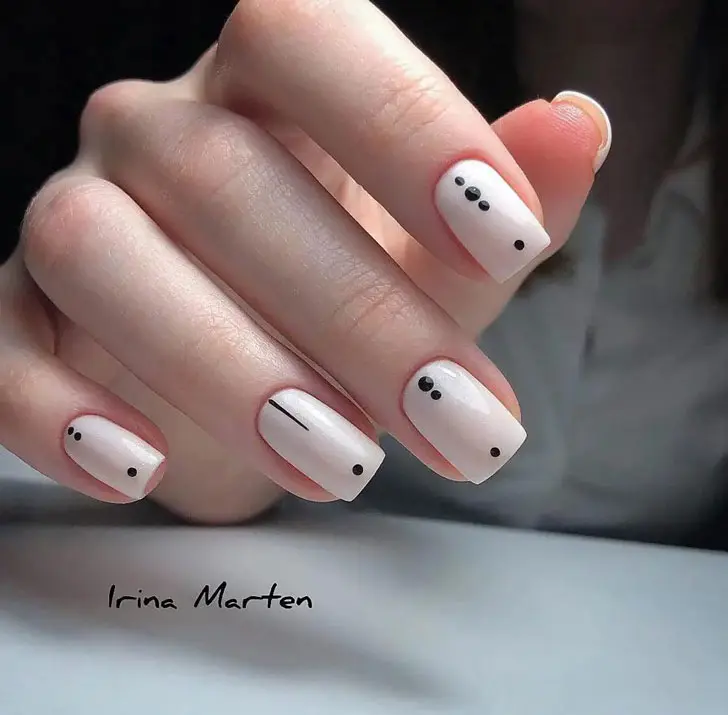 Светлый маникюр с минималистичными черными точками и линиями на квадратных ногтях