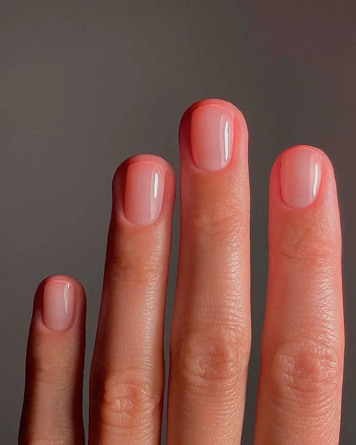 Тонкий персиковый френч на коротких натуральных ногтях