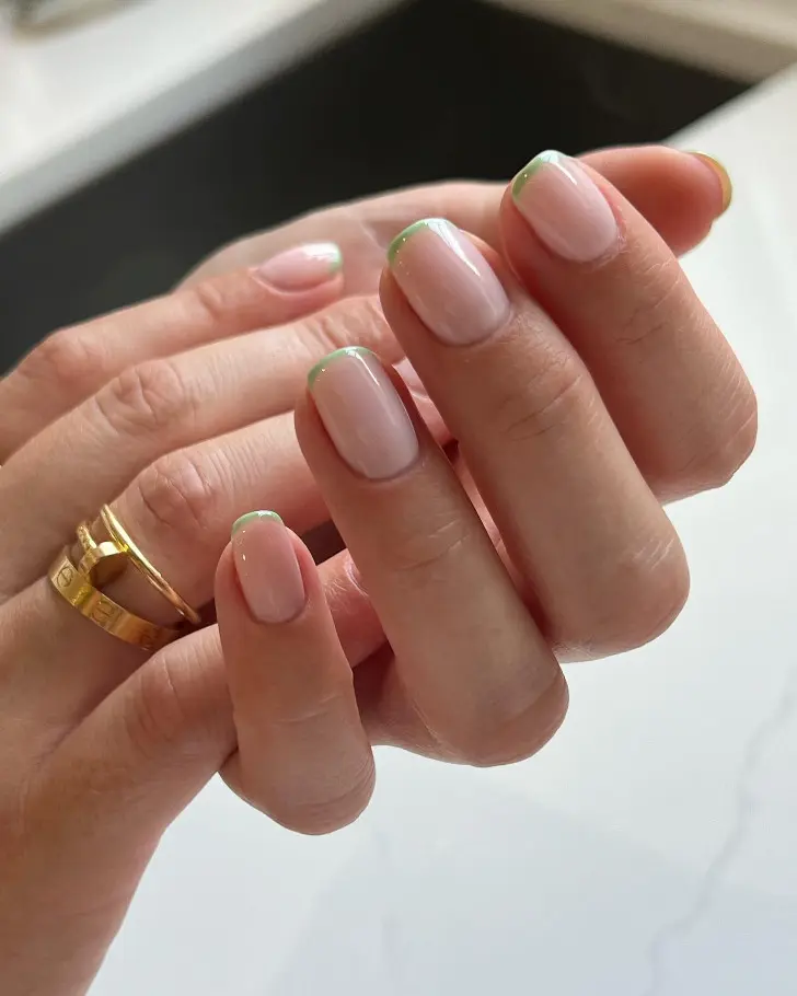 Тонкий зеленый френч на коротких квадратных ногтях