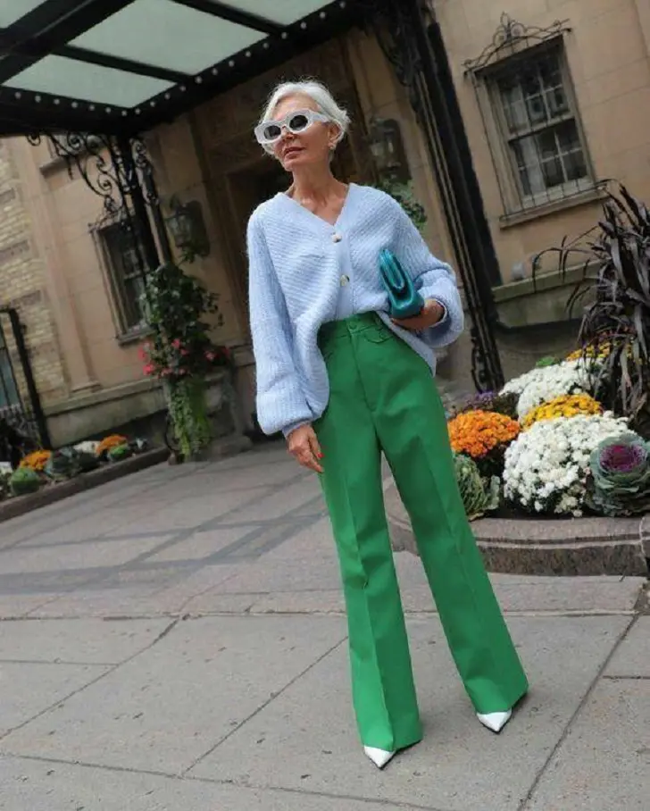 Женщина в зеленых прямых брюках и коротком кардигане
