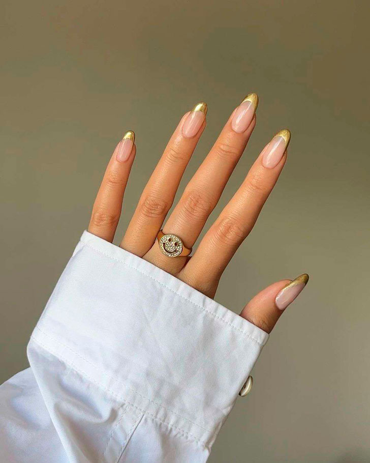 Золотой френч на длинных овальных ногтях