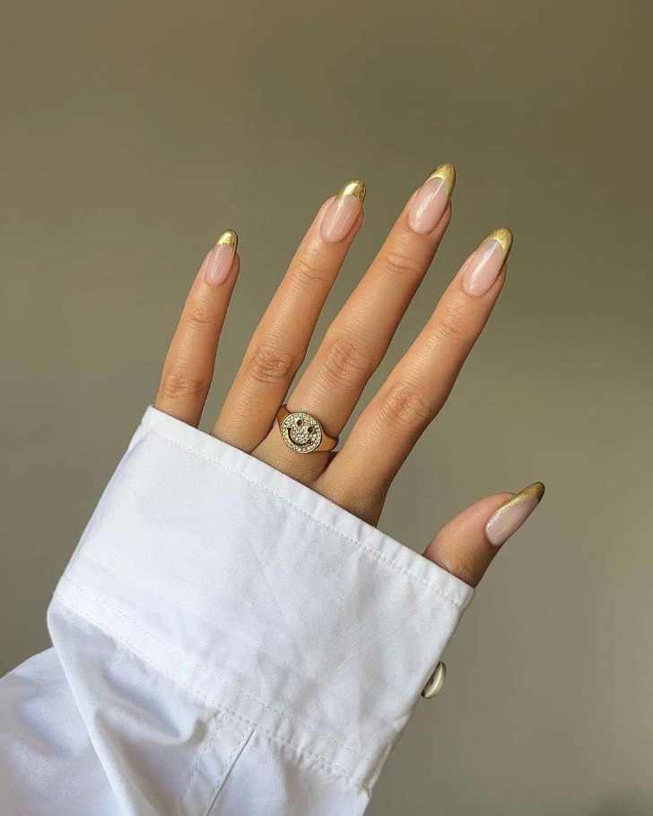 Золотой френч на натуральных овальных ногтях средней длины