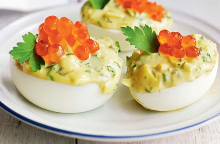 5 вкуснейших рецептов фаршированных яиц на Новый год, которые можно приготовить заранее