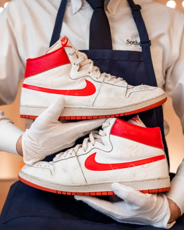 Бело-красные кроссовки Nike от Майкла Джордана