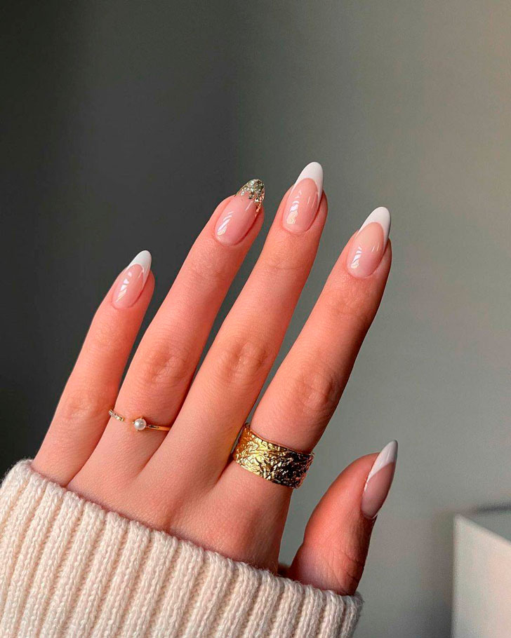 Белый френч с золотыми блестками на овальных ногтях средней длины