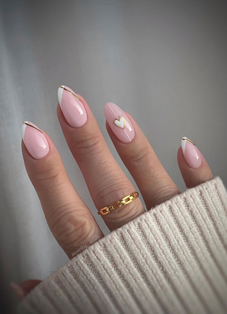 Белый френч с золотыми линиями и сердечком на овальных ногтях