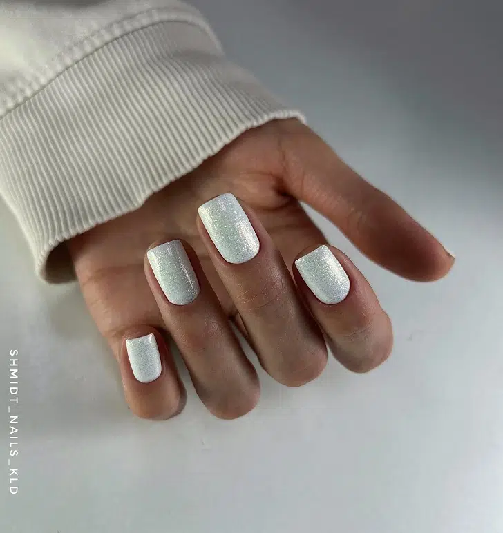 Белый маникюр с серебристым шиммером на коротких ногтях