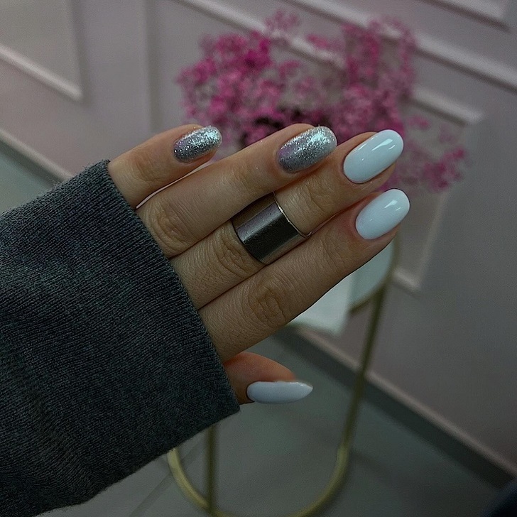 Зимний дизайн в холодных тонах и блестящими серебром ногтями