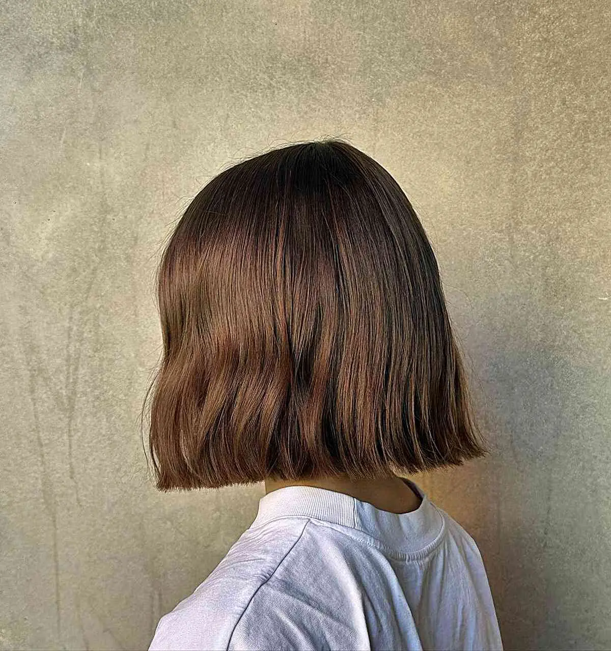 Девушка с текстурированной стрижкой бокс боб на натуральных волосах