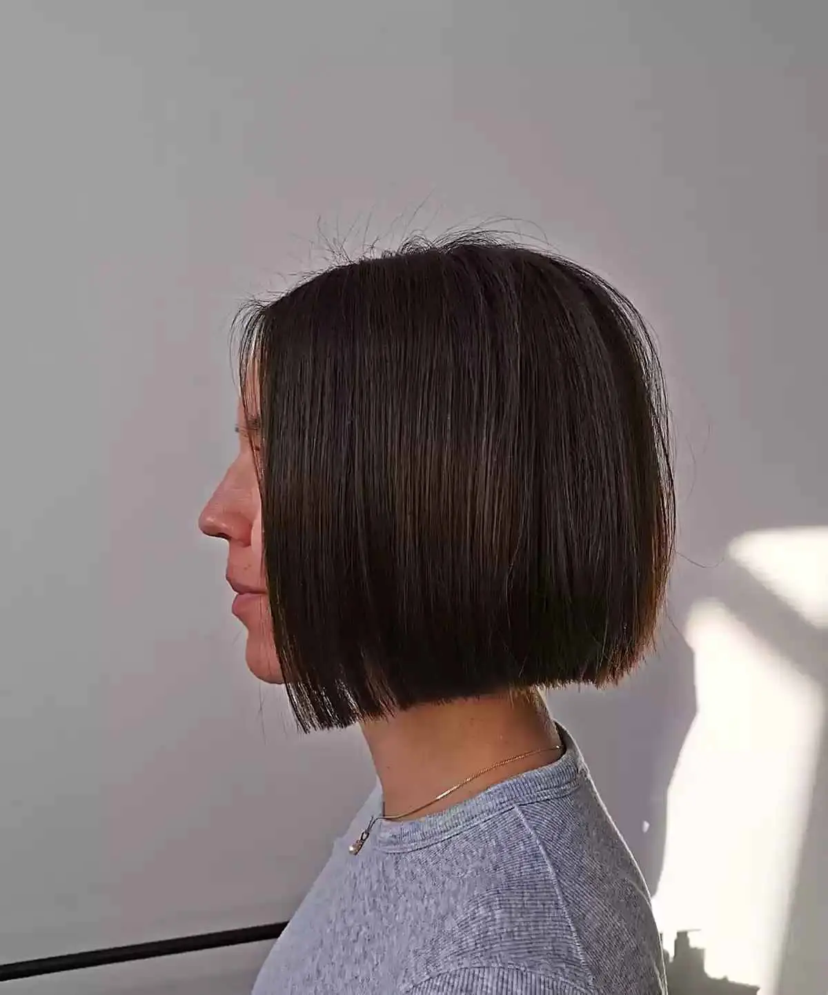 Девушка со стрижкой боб с тонкими слоями на натуральных волосах