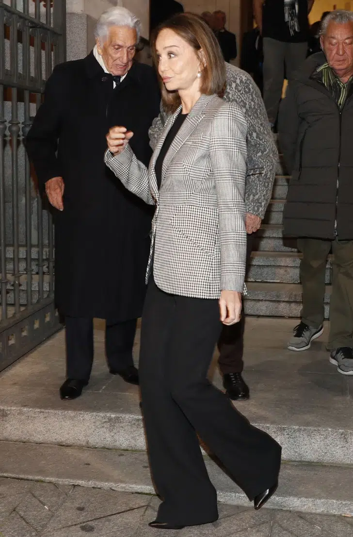 Изабель Прейслер в пиджаке с принтом и широких черных брюках