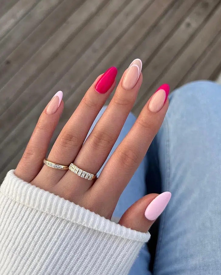 Розово малиновый двойной френч на ногтях средней длины