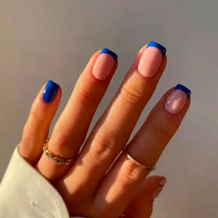 Комбинированный синий френч на квадратных ногтях средней длины