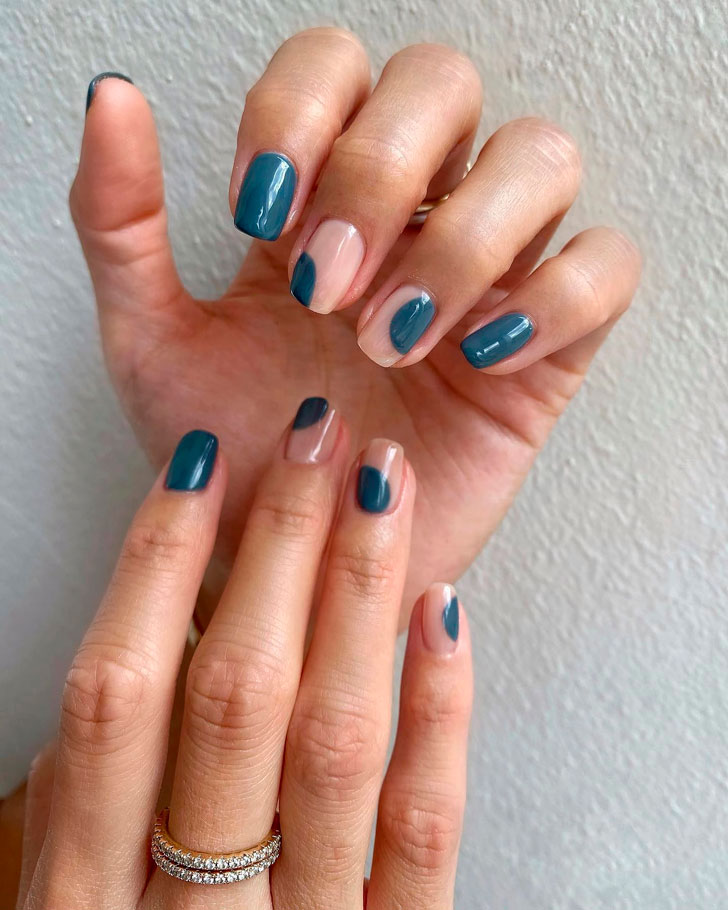 Комбинированный синий маникюр на квадратных ногтях средней длины