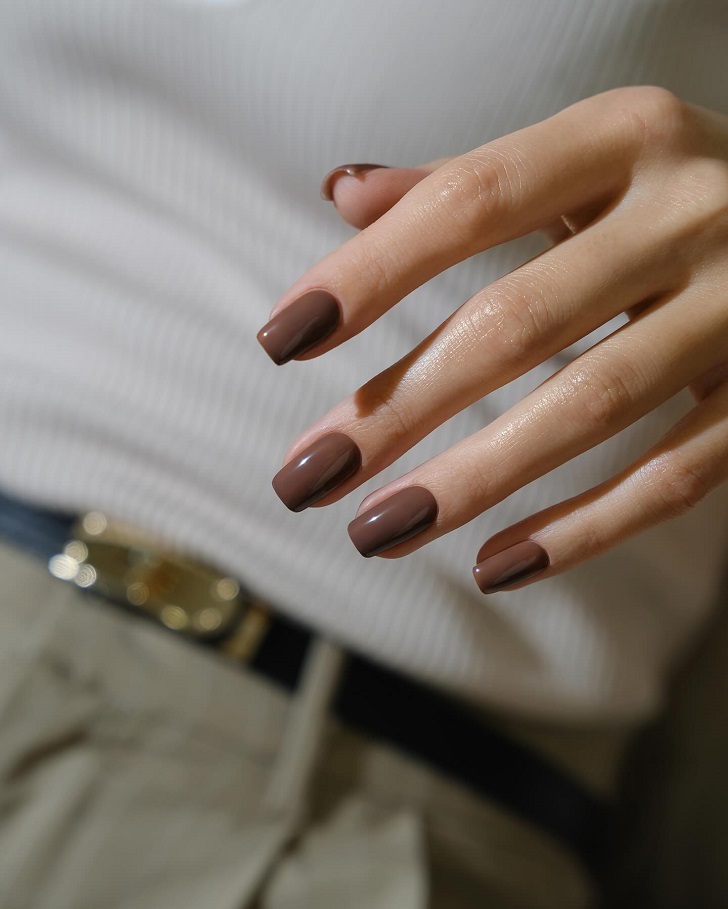 Аккуратный коричневый маникюр на квадратных ногтях