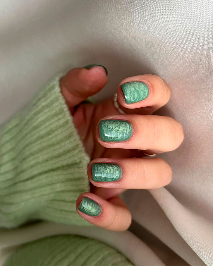 Красивый зеленый маникюр с разводами на коротких квадратных ногтях