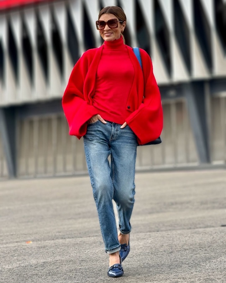 Женщина в красной водолазке с джинсами и балетками